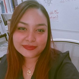Dr. Scarlett Román